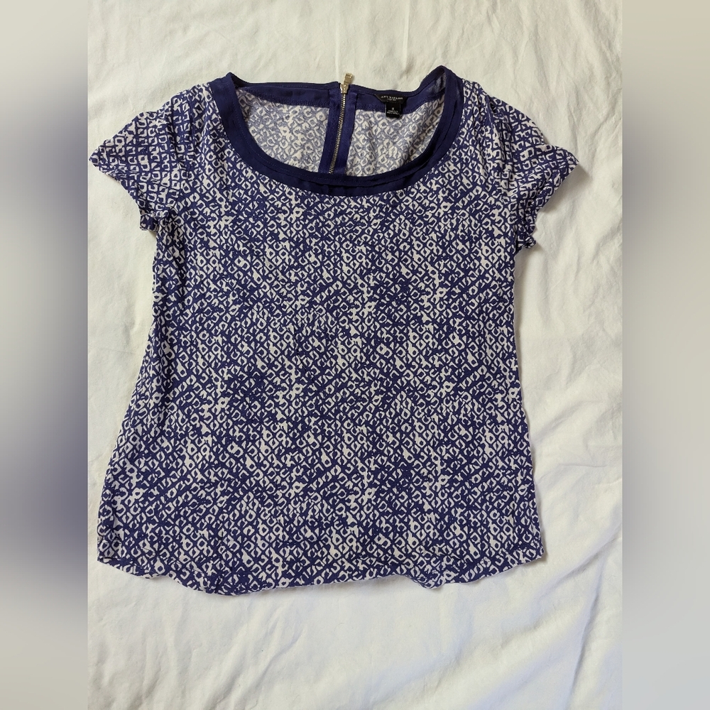 Ann Taylor patterned Blue and White short sleeve Blouse, size small